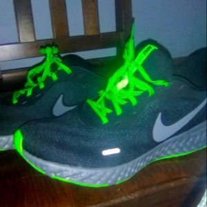 Nike revolution Volts